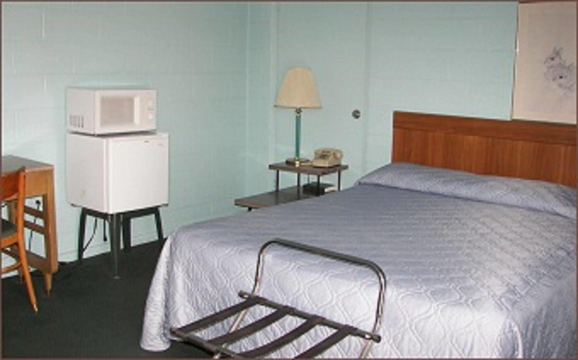 Holiday Host Motel ソノラ エクステリア 写真
